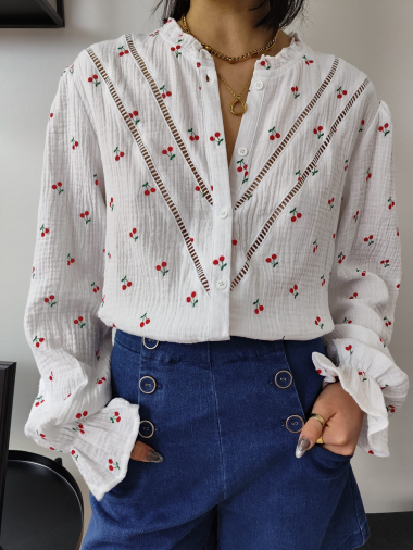Grossiste Graciela Paris - chemise en gaze de coton imprimée cerises, col à volant