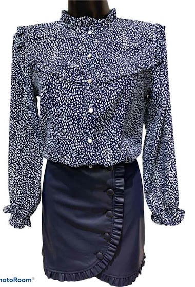 Printed shirt with pleated finishes on the shoulders and bust