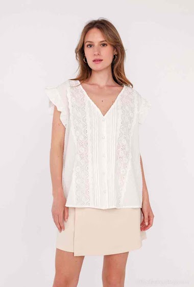 Wholesaler Graciela Paris - Sleeveless shirt with ruffle at the shoulders.