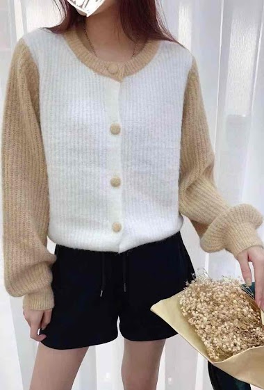 Very soft Short cardigan with two-tone sleeves. crew neck