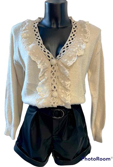 Großhändler Graciela Paris - Very soft cardigan. ruffles and lace along the button plackets and collar