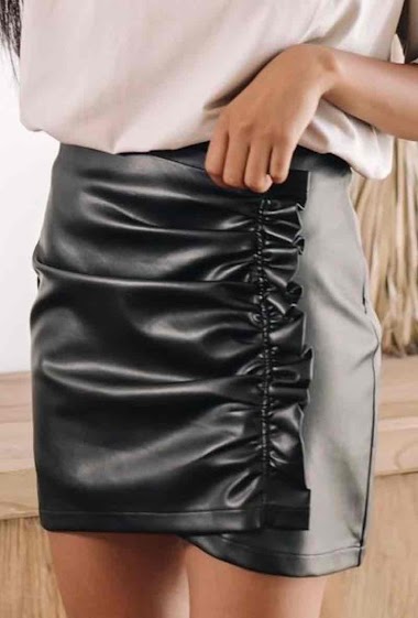 Wholesaler Graciela Paris - Mini skirt in imitation leather. aesthetic pleating on one side