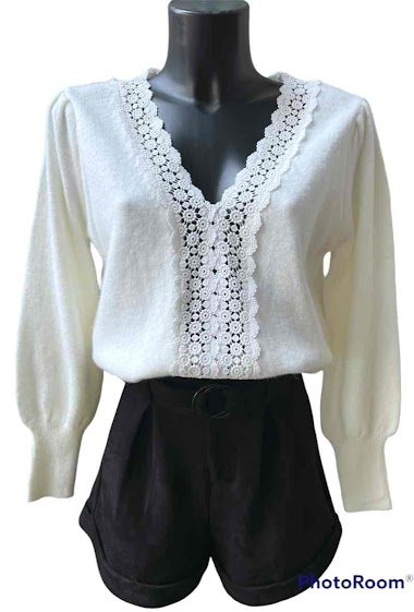 Wholesaler Graciela Paris - Openwork English lace jumper that forms its V-neck