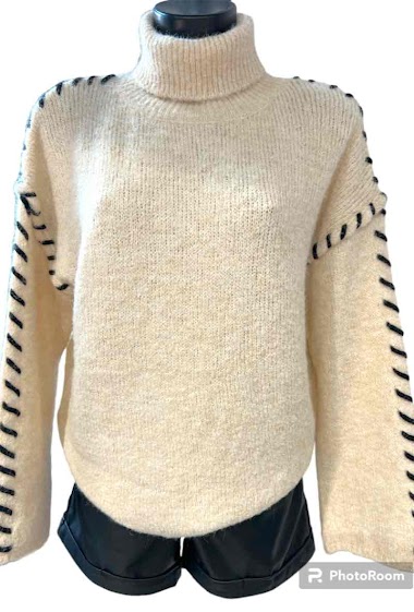 Wholesaler Graciela Paris - Loose sweater with large visible seams. wide sleeves and turtleneck