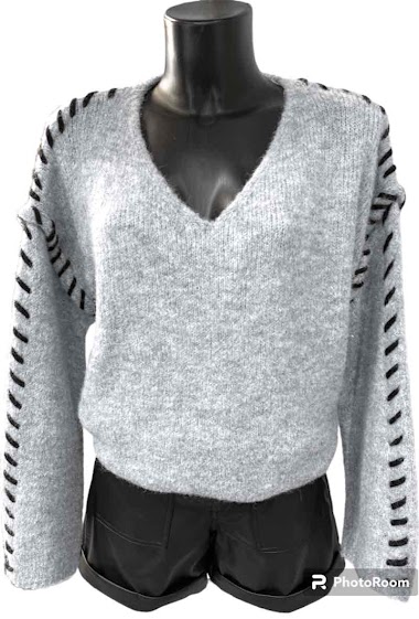 Wholesaler Graciela Paris - Loose sweater with large visible seams. wide sleeves and V-neck