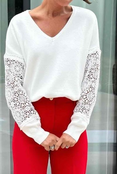 Wholesaler Graciela Paris - Round neck sweater with English embroidery sleeves