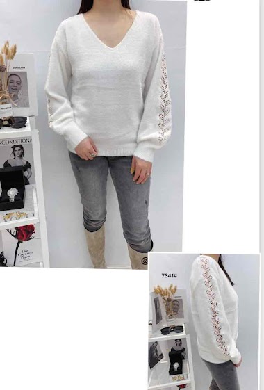 Wholesaler Graciela Paris - V-neck sweater. very soft. lace all along the sleeves