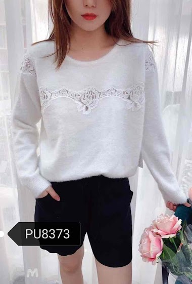 Wholesaler Graciela Paris - Soft sweater embroidered with roses on the bust. round neck