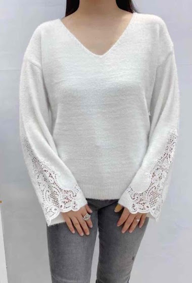Großhändler Graciela Paris - V-neck comforter sweater. flared sleeves with wide lace