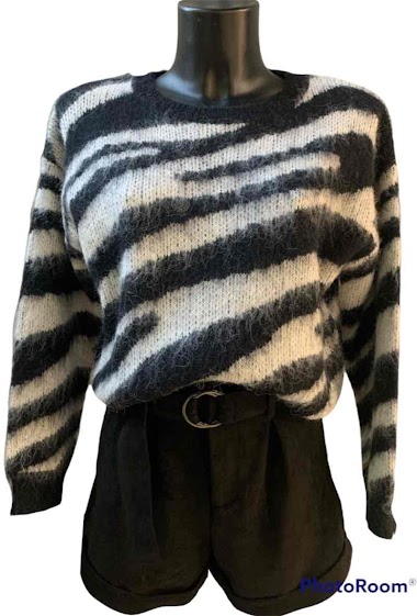 Wholesaler Graciela Paris - Chunky. soft-knit sweater. round neck. zebra pattern