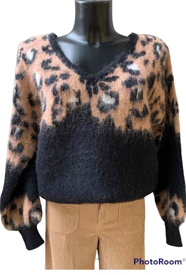 Großhändler Graciela Paris - Large. soft knit sweater. V-neck with leopard pattern on the upper half