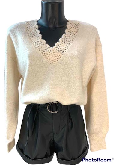 Wholesaler Graciela Paris - Soft-knit sweater. V-neck worked in floral crochet