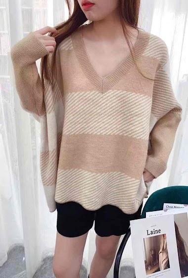 Wholesaler Graciela Paris - Oversized jacquard sweater with large check pattern. V-neck