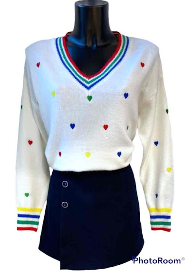 Wholesaler Graciela Paris - Sweater dotted with multicolored embroidered hearts. V-neck with reminder of colors