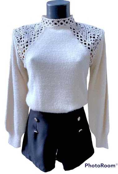 Mayorista Graciela Paris - Very soft sweater. English embroidery on the shoulders and stand-up collar