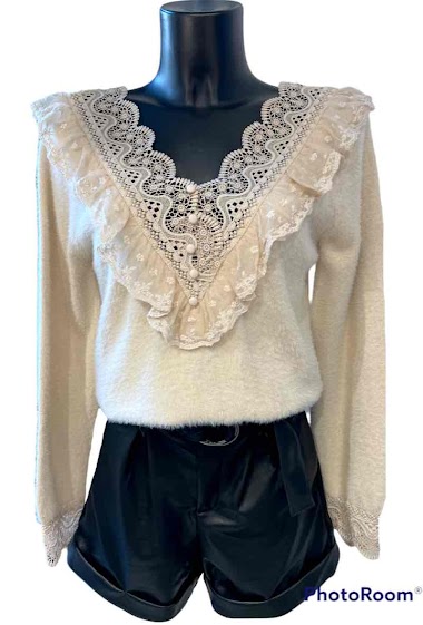 Großhändler Graciela Paris - Very soft sweater. large V-neck adorned with lace and ruffles