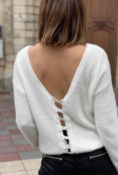 Wholesaler Graciela Paris - Very soft sweater. round neck. pretty back with a lace link.