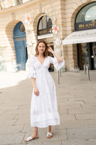 Großhändler Happy Look - Langes, gesmoktes Kleid mit englischer Stickerei