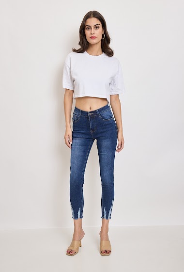 Slim jeans with raw edges