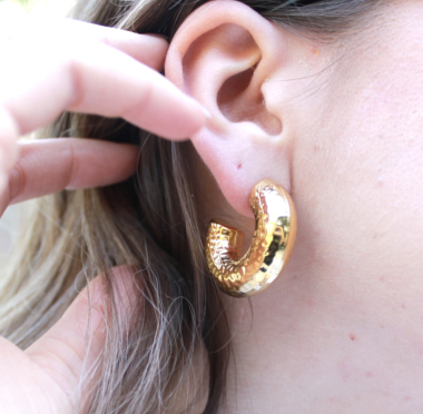 Großhändler Les Précieuses - Paar Amadi-Ohrringe aus goldenem Edelstahl
