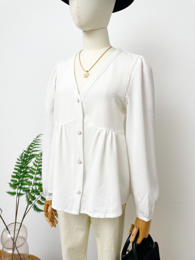Wholesaler Inspiration Studio - Blouse with openwork detail on the shoulders.
