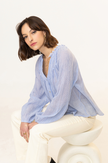 Wholesaler Inspiration Studio - Fine striped blouse with puffed sleeves.
