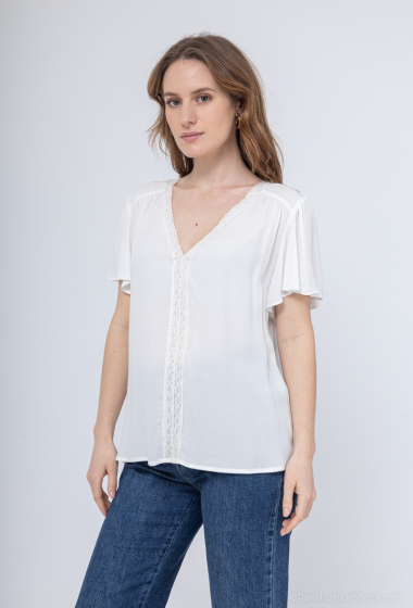 Wholesaler Inspiration Studio - Loose-fitting V-neck blouse with pretty lace detail on the front.