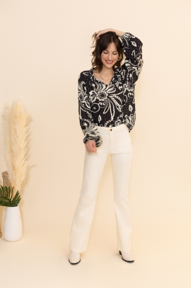 Wholesaler Inspiration Studio - Loose long-sleeved floral print blouse.