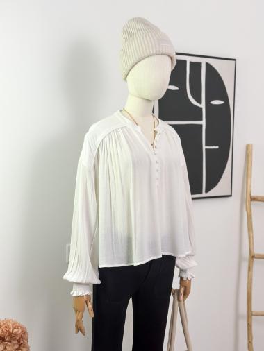 Wholesaler Inspiration Studio - Round neck balloon sleeve blouse in viscose.