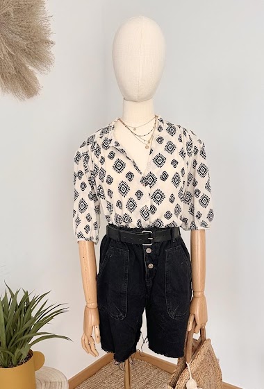 Wholesalers Inspiration Studio - V-neck blouse, short puff sleeves