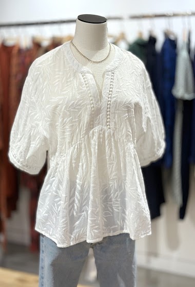 Wholesaler Inspiration Studio - Broderie Anglaise blouse with openwork detail on the front and around the sleeves