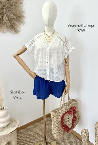 Wholesaler Inspiration Studio - Blouse in English embroidery with short sleeves and V-neck.