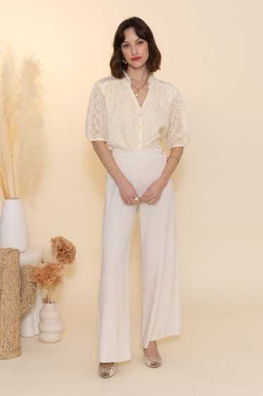 Mayorista Inspiration Studio - Lace blouse with embroidered floral pattern, V-neck, short puffed sleeves.