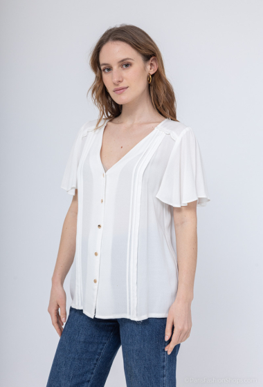 Wholesaler Inspiration Studio - Flowing short-sleeved blouse with details on the front and on the shoulders.