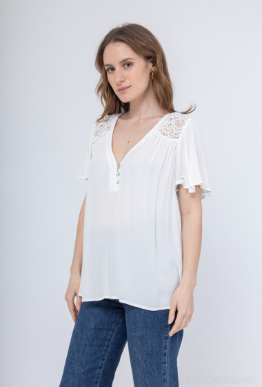 Wholesalers Inspiration Studio - V-neck short-sleeved blouse with lace yoke in the back.