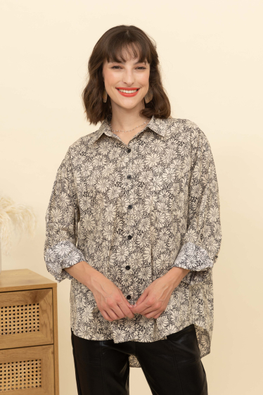 Mayorista Inspiration Studio - Camisa de algodón con estampado floral.