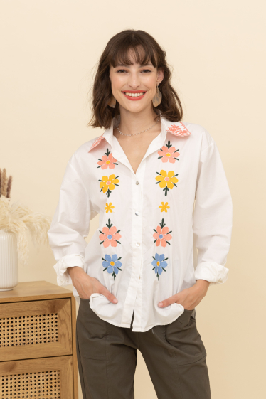 Mayorista Inspiration Studio - Camisa de algodón bordada con estampado floral.