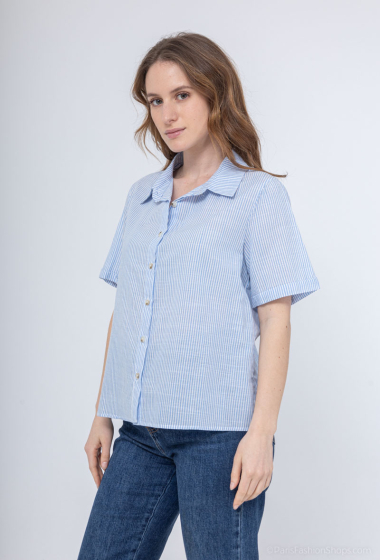 Mayorista Inspiration Studio - Camisa azul de algodón de rayas verticales.
