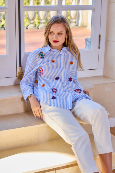 Wholesaler Inspiration Studio - Loose blue striped shirt with embroidered patterns.