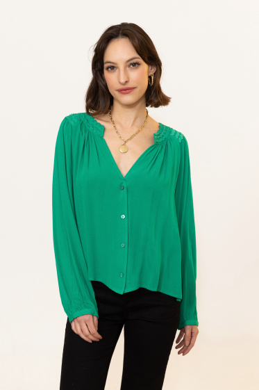 Wholesaler Inspiration Studio - Long sleeve v-neck blouse