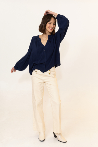 Wholesaler Inspiration Studio - Long sleeve v-neck blouse