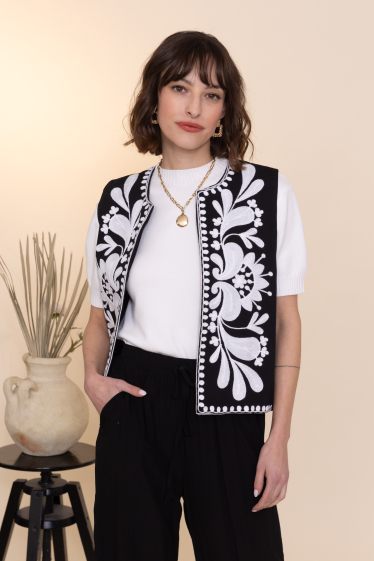 Wholesaler Inspiration Studio - Embroidered sleeveless vest