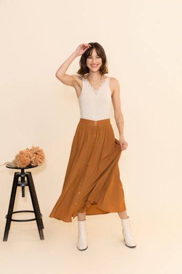 Wholesaler Inspiration Studio - Long skirt with lining and set buttons.