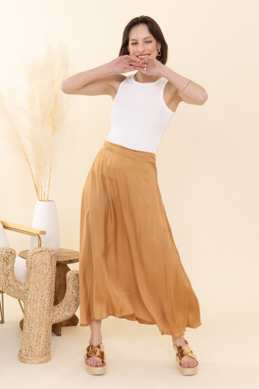 Wholesaler Inspiration Studio - Satin skirt elasticated at the back in viscose.