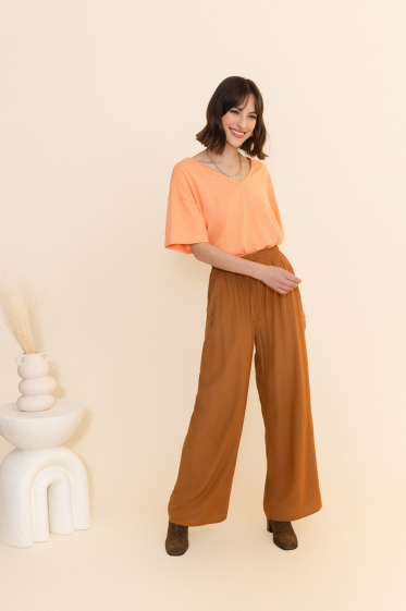 Wholesaler Inspiration Studio - Wide, flowing pants with elastic at the waist.
