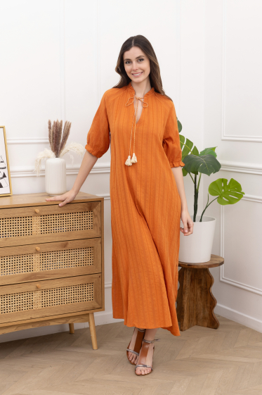 Wholesaler Inspiration Studio - Long V-neck cotton dress with short sleeves and side slit.