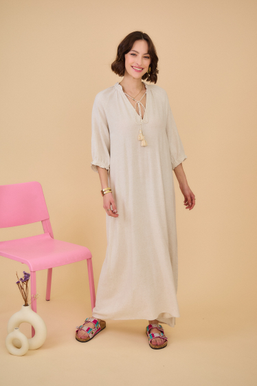 Wholesaler Inspiration Studio - Long V-neck linen dress with short sleeves and side slit.