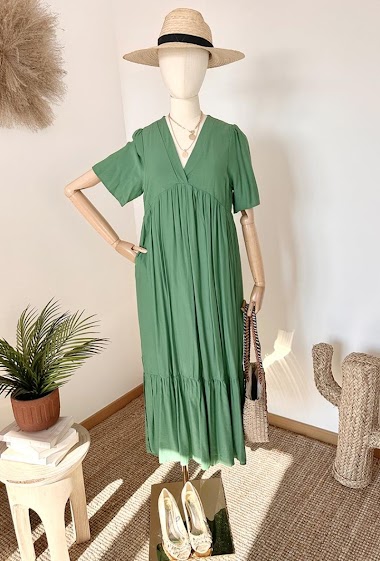 Wholesalers Inspiration Studio - V-neck loose maxi dress made of viscose with pockets and slit on the side.