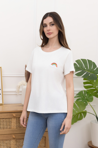 Mayorista Inspiration Studio - Camiseta de algodón con estampado de arcoíris de lentejuelas.