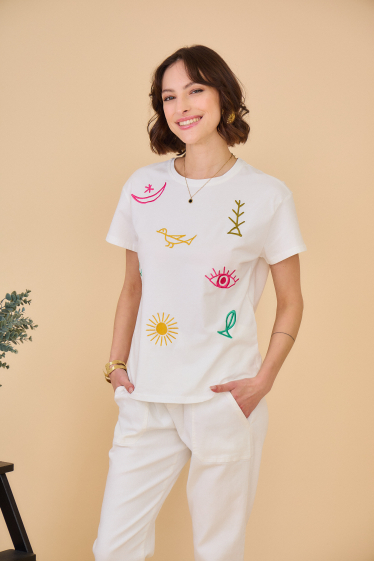 Großhändler Inspiration Studio - Baumwoll-T-Shirt mit gesticktem Muster.